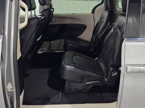 Used 2018 Chrysler Pacifica Touring-L Plus w/ Tire & Wheel Group FWD image 9