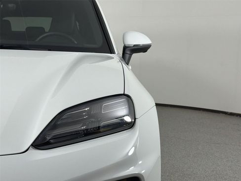Certified 2025 Porsche Macan 4 Electric RWD image 15