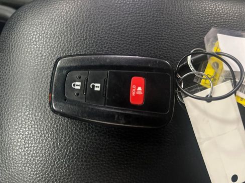 Used 2024 Toyota RAV4 XLE FWD image 32