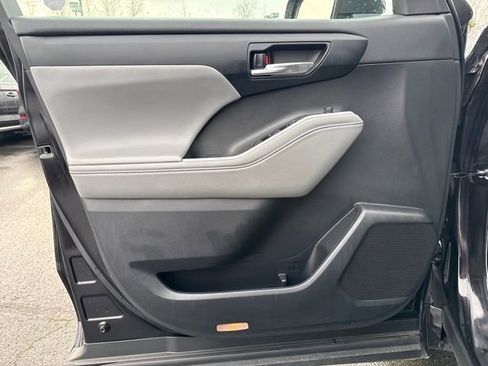 Used 2022 Toyota Highlander XLE image 19