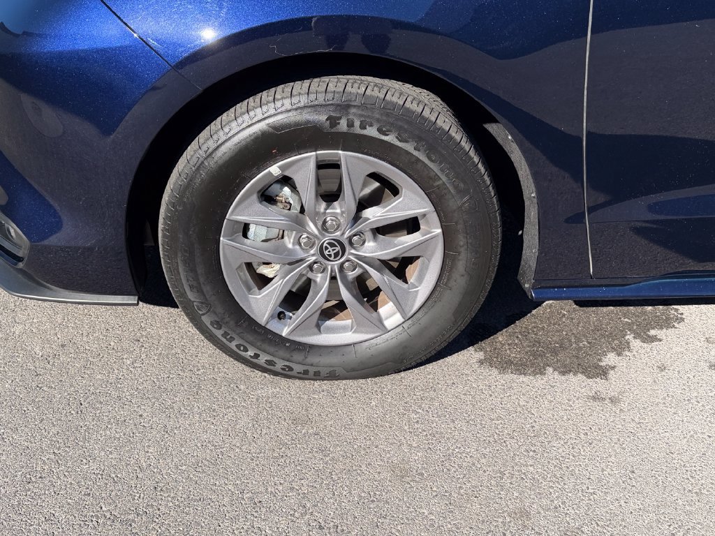 Used 2026 Toyota Sienna XLE FWD image 28