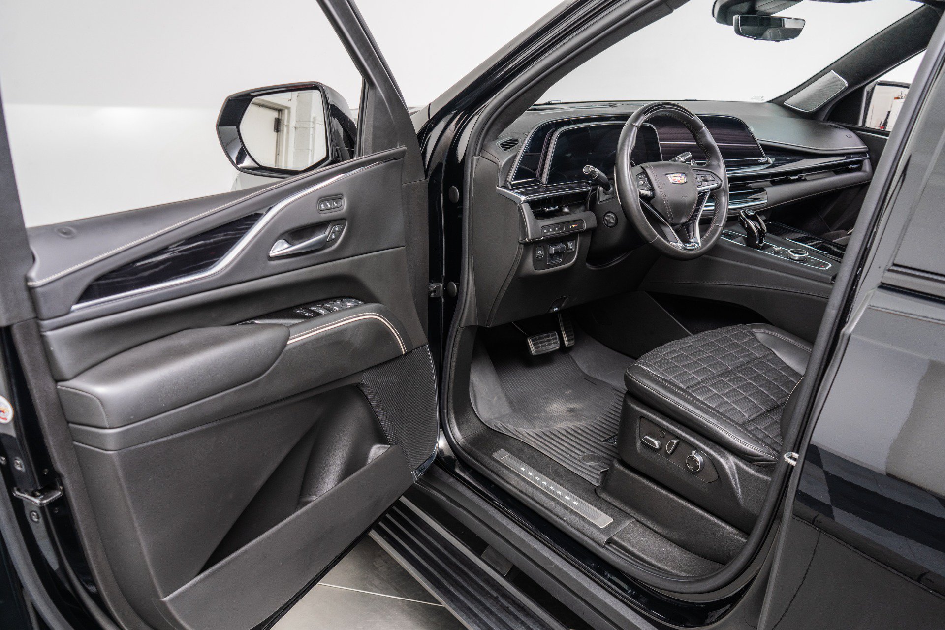 Used 2023 Cadillac Escalade ESV V AWD/4WD image 23