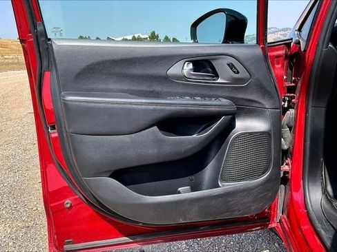Used 2025 Chrysler Pacifica Select FWD image 20