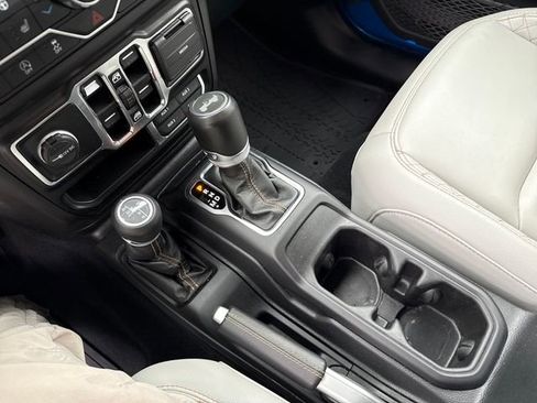 Used 2022 Jeep Wrangler Unlimited Sahara AWD/4WD image 26