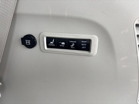 Used 2018 Chrysler Pacifica Limited w/ Tire & Wheel Group FWD image 41