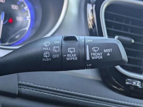 Used 2025 Chrysler Pacifica Limited image 28