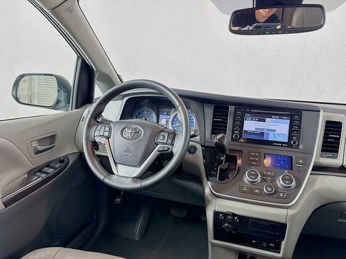 Used 2020 Toyota Sienna XLE Premium image 32