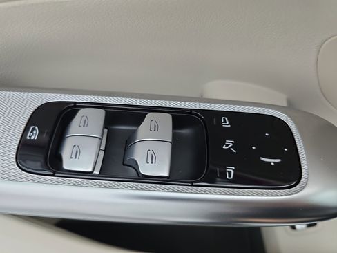 Used 2025 Mercedes-Benz GLC 300 image 27