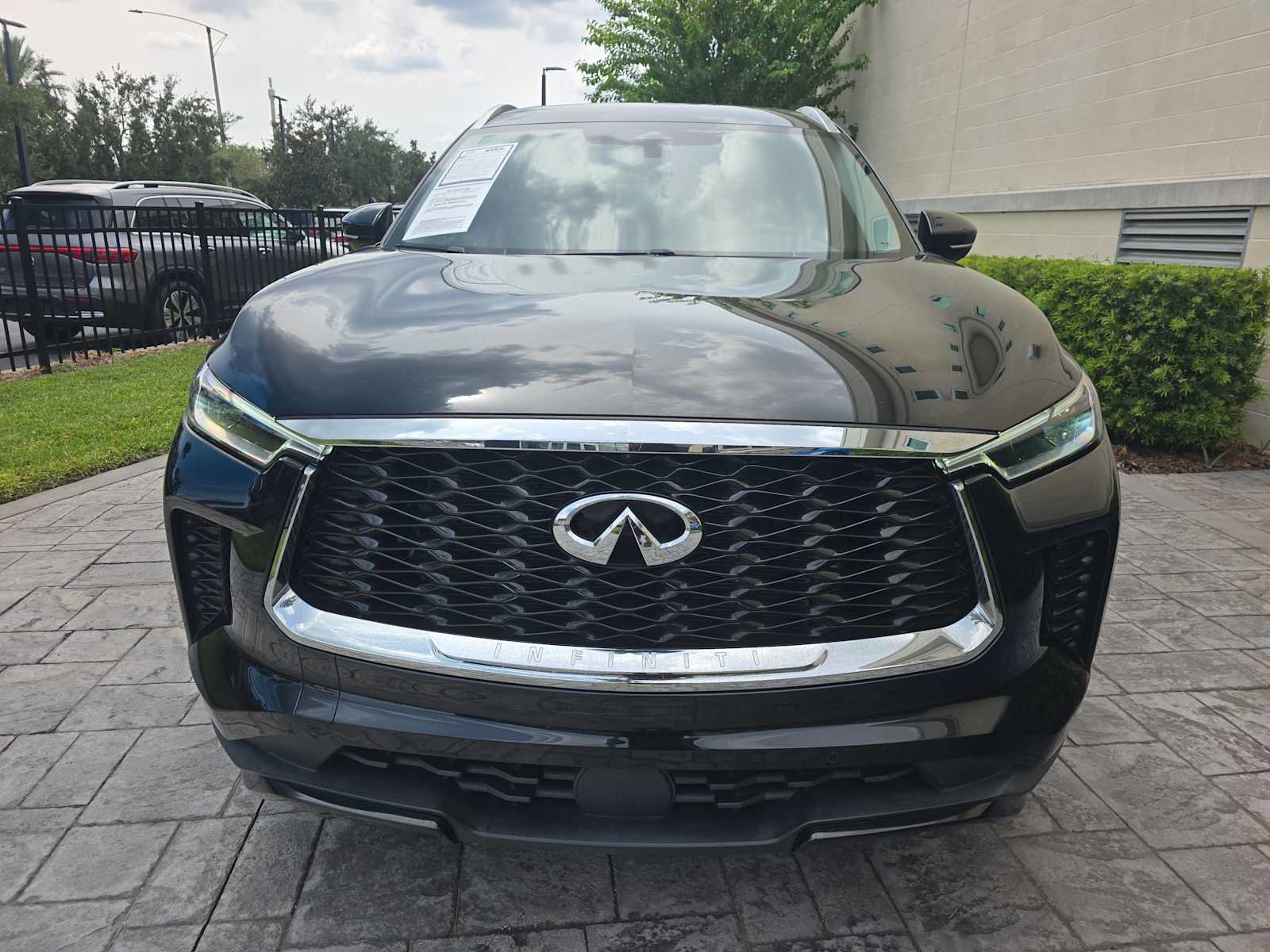 Used 2023 INFINITI QX60 Luxe w/ Cargo Package AWD/4WD image 2