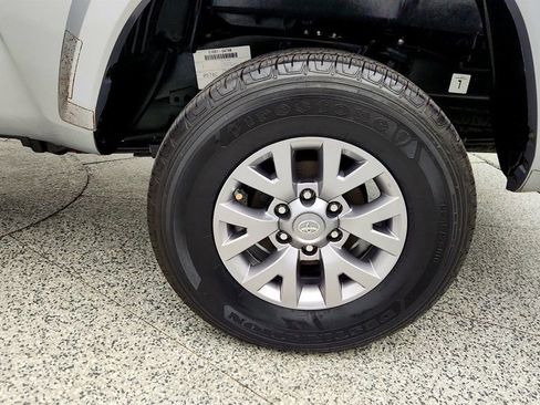 Used 2018 Toyota Tacoma SR5 RWD image 9