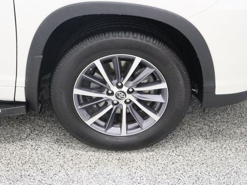 Used 2018 Toyota Highlander XLE AWD/4WD image 5