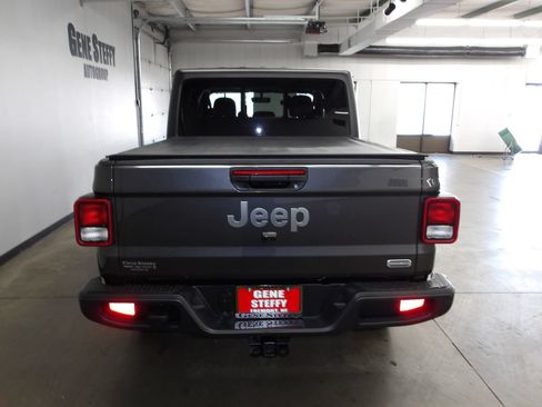 Used 2022 Jeep Gladiator Overland w/ Cold Weather Group AWD/4WD image 7