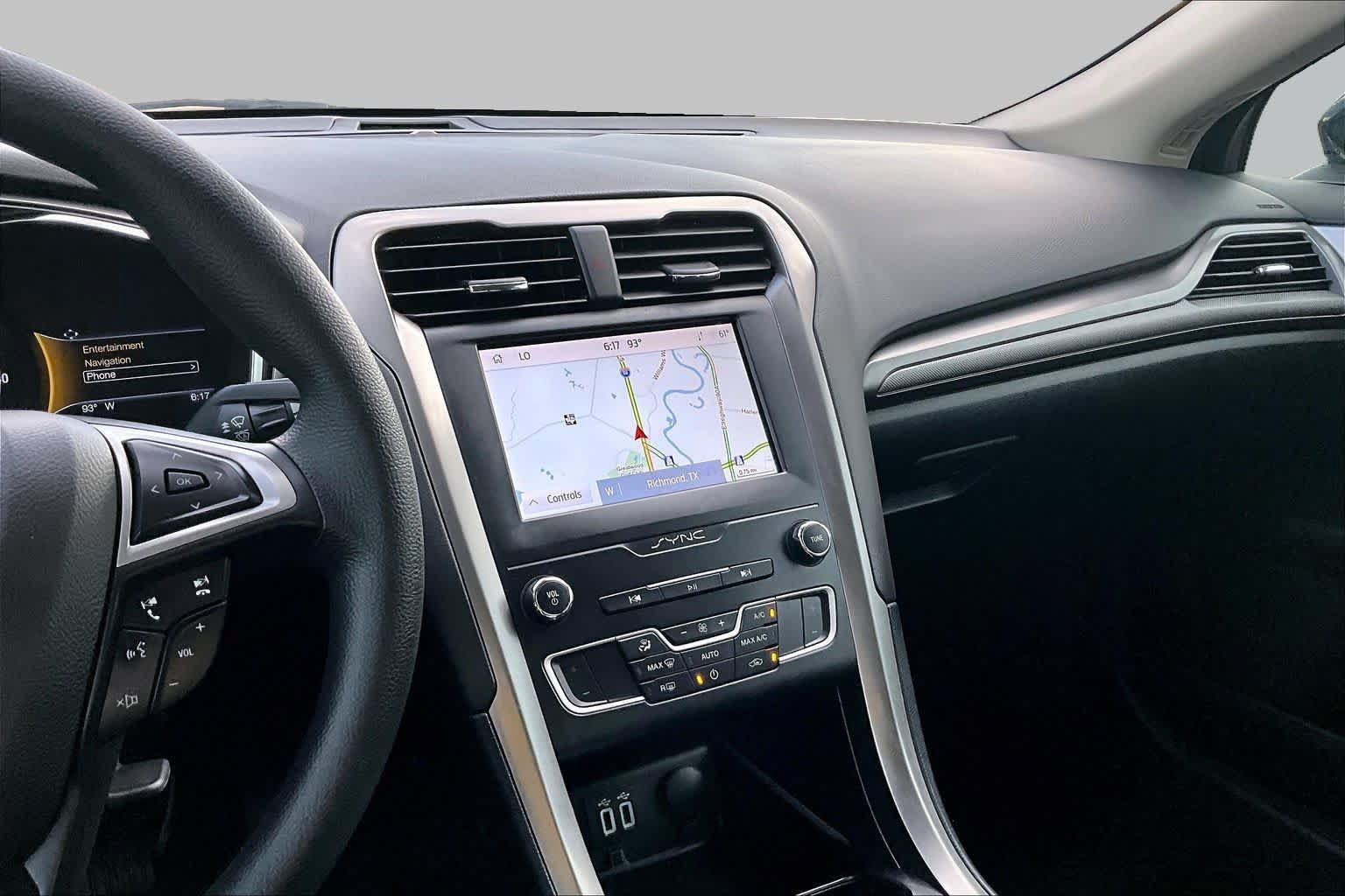 Used 2020 Ford Fusion SE FWD image 7