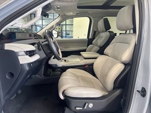 Used 2025 Lincoln Navigator Reserve AWD/4WD image 9