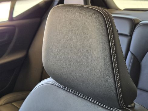 Used 2023 Volvo XC40 B5 Plus image 23