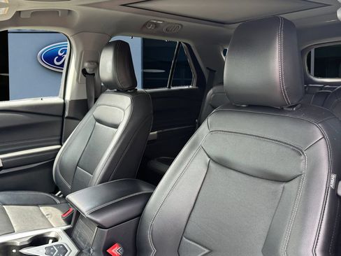 Used 2023 Ford Explorer Limited w/ Limited Technology Package RWD image 11
