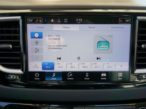 Used 2023 Chrysler Pacifica Touring-L image 11