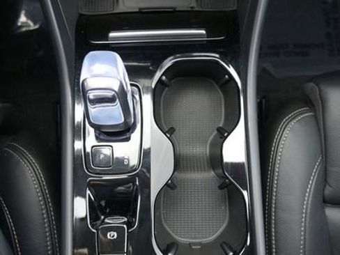 Used 2024 Volvo XC40 B5 Plus image 10