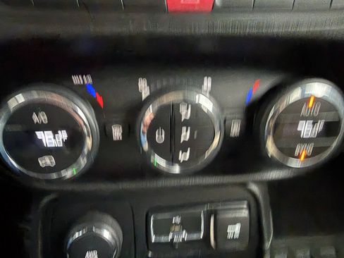 Used 2015 Jeep Renegade Latitude w/ Popular Equipment Group AWD/4WD image 18