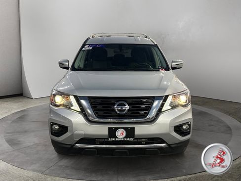 Used 2020 Nissan Pathfinder SV image 2