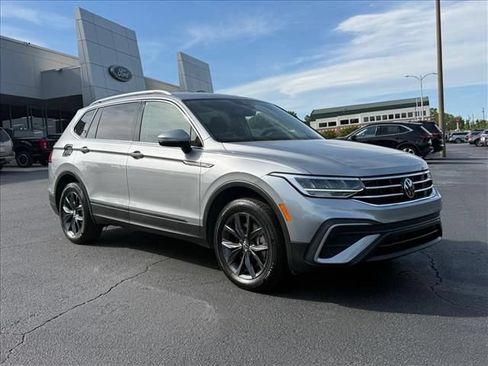 Used 2023 Volkswagen Tiguan SE FWD image 2