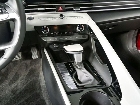 Used 2024 Hyundai Elantra Limited FWD image 18