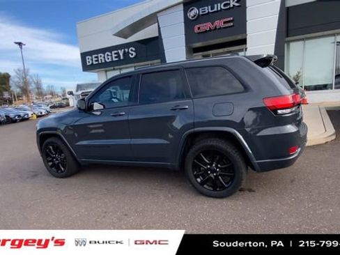 Used 2017 Jeep Grand Cherokee Altitude image 7