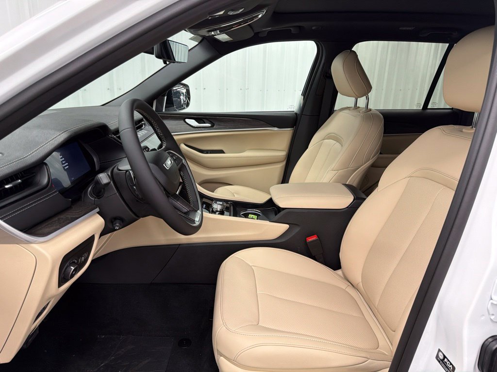 New 2026 Jeep Grand Cherokee Limited w/ Luxury Tech Group II AWD/4WD image 14