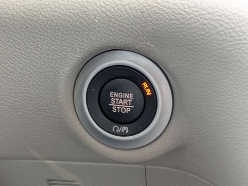Used 2024 Chrysler Pacifica Touring-L FWD image 23