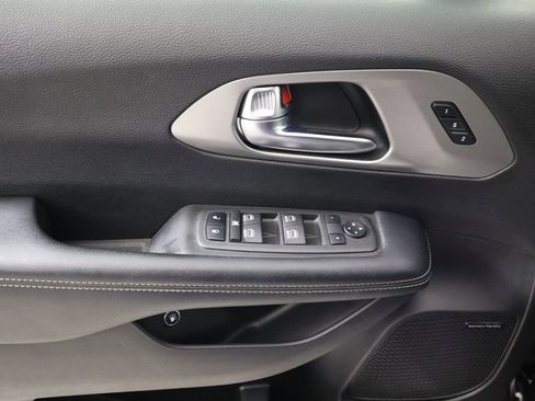 Used 2022 Chrysler Pacifica Limited w/ S Appearance Package image 25