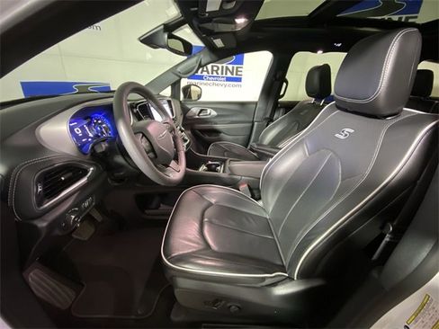 Used 2025 Chrysler Pacifica Limited image 25