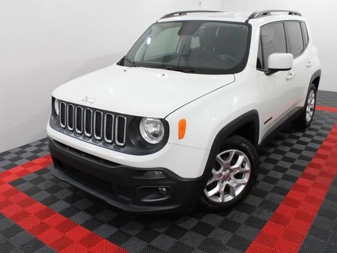Used 2018 Jeep Renegade Latitude FWD image 4