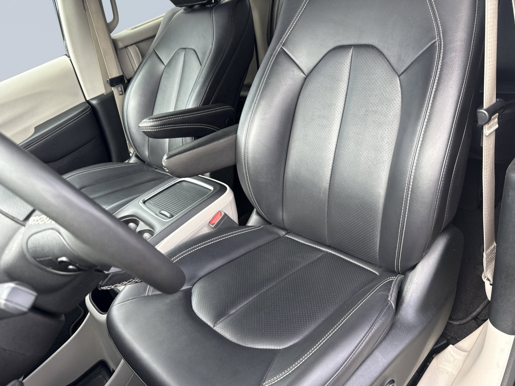 Used 2024 Chrysler Pacifica Touring-L FWD image 11