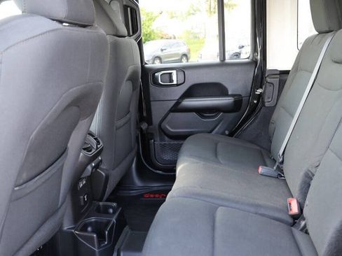 Used 2018 Jeep Wrangler Unlimited Sahara AWD/4WD image 17