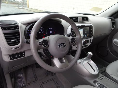 Used 2017 Kia Soul EV + image 9