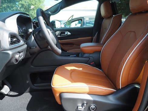 New 2026 Chrysler Pacifica Pinnacle image 14
