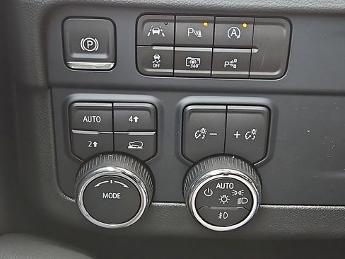 New 2025 Chevrolet Suburban Premier image 17