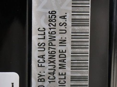 Used 2023 Jeep Wrangler Unlimited w/ Sun & Screen Package image 32