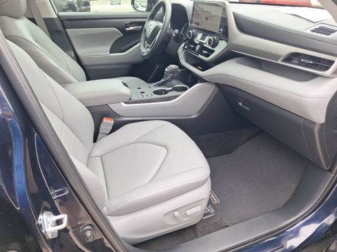 Used 2025 Toyota Highlander XLE AWD/4WD image 35