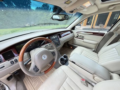 Used 2003 Lincoln Town Car Signature RWD image 11