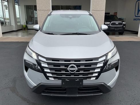 Used 2025 Nissan Rogue SV AWD/4WD image 2