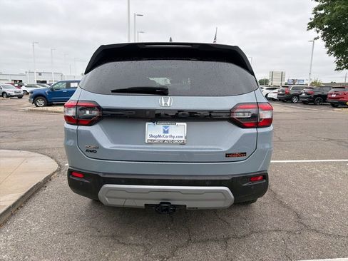 Used 2025 Honda Pilot TrailSport image 4