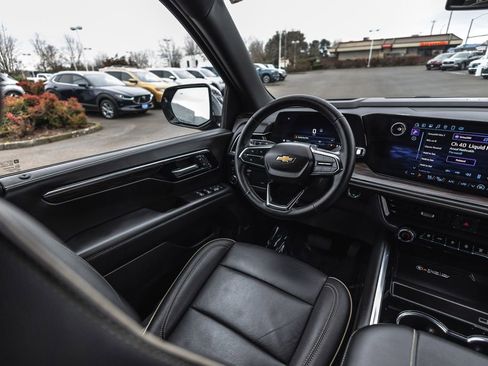 Used 2025 Chevrolet Suburban Premier image 25