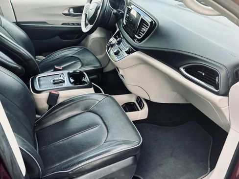 Used 2018 Chrysler Pacifica Limited w/ Tire & Wheel Group FWD image 23
