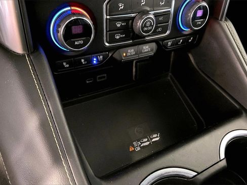 Used 2022 Chevrolet Suburban Premier image 13