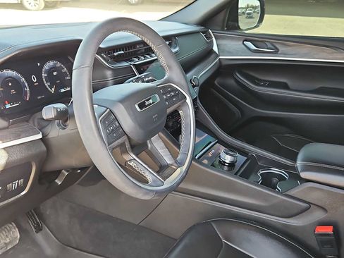 Used 2025 Jeep Grand Cherokee L Limited w/ Black Appearance Package RWD image 10