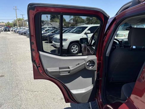 Used 2015 Nissan Xterra 2WD image 9