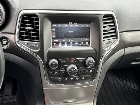 Used 2018 Jeep Grand Cherokee Laredo AWD/4WD image 17