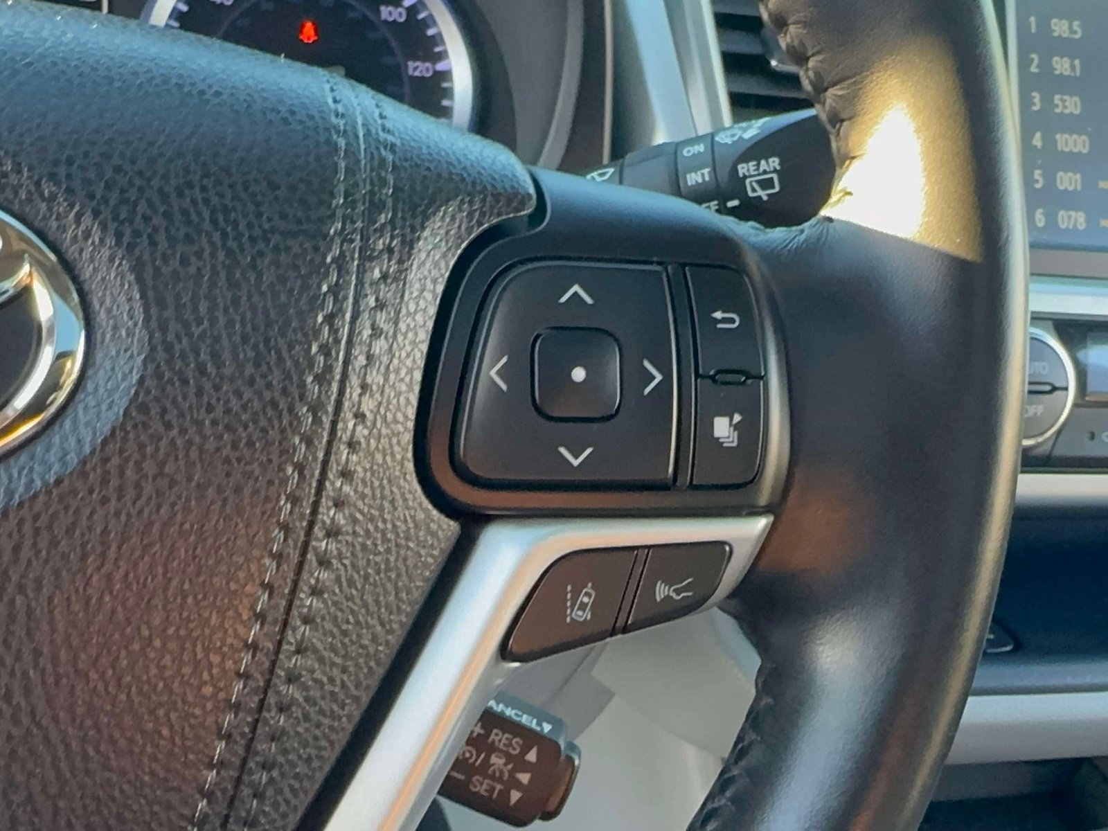 Used 2018 Toyota Highlander XLE AWD/4WD image 16