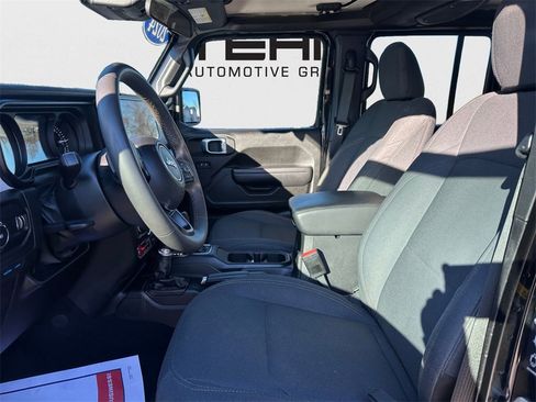 Used 2024 Jeep Wrangler Unlimited image 25